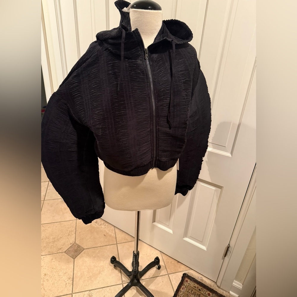 NWT Alo Yoga Dynamic Jacket Rare Accordion Pleats Sculpture Hoodie Medium Crop